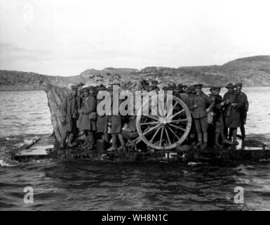 Novembre 1915 il cabinet ha deciso di evacuare Gallipoli mostra i fucili e i soldati di essere evacuato da Suvla da zattera il 19 dicembre 1915 Foto Stock