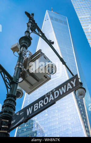 America sicurezza, vista di una telecamera TVCC installazione su una lampada posta nella parte inferiore di Manhattan con la Freedom Tower in background, New York City, Stati Uniti d'America Foto Stock