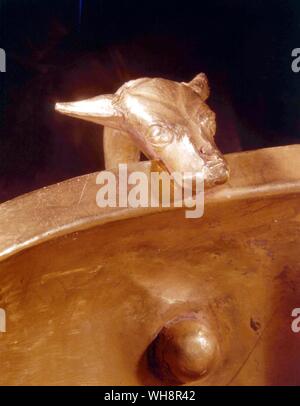 Punture d'oro oro. Testa del cane la maniglia del bicchiere. Dall' acropoli di Micene, XVI secolo A.C. Foto Stock