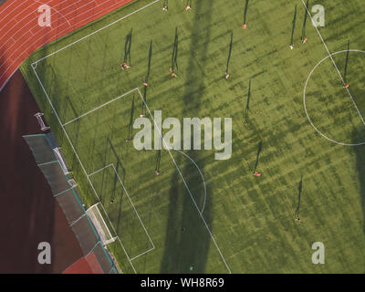 Vista aerea del giocatore di calcio sul campo di calcio, Tikhvin, Russia Foto Stock