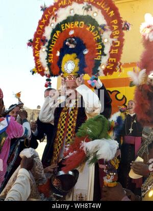 Papa Giovanni Paolo II che indossa un elaborato copricapo in piuma sulla sua visita in Messico nel 1979 Foto Stock