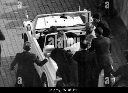 Papa Giovanni Paolo II è di fretta lontano da Piazza San Pietro al più presto dopo il tentativo di ripresa sulla sua vita Maggio 1981 Foto Stock