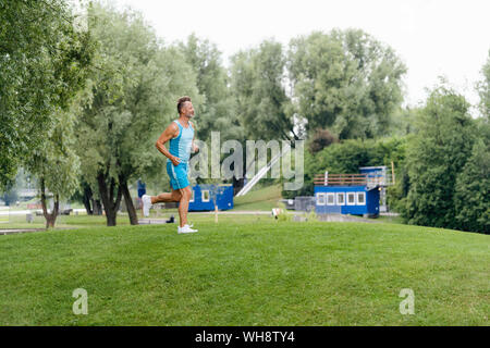 Uomo sportivo jogging nel parco Foto Stock