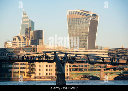 Millennium Bridge e walkie talkie edificio nella città di Londra, London, England, Regno Unito, Europa Foto Stock