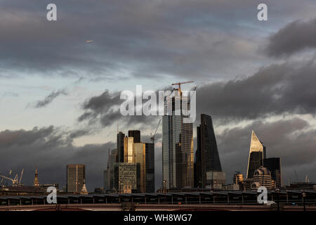 Aeroplano che vola sopra la città di Londra, London, England, Regno Unito, Europa Foto Stock
