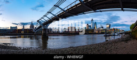 La Cattedrale di Saint Paul, la città di Londra e Millennium Bridge di notte, Londra, Inghilterra, Regno Unito, Europa Foto Stock