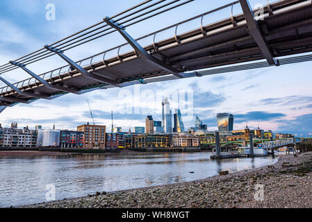 La città di Londra e il Millennium Bridge, London, England, Regno Unito, Europa Foto Stock