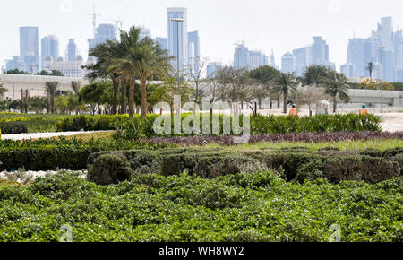 Doha. Il 27 agosto, 2019. Foto scattata su agosto 27, 2019 mostra una vista del nuovo sviluppo Lusail city, 20 chilometri a nord di Doha, capitale del Qatar. Il paese sta facendo sforzi per promuovere il verde il concetto di sviluppo nella sua pianificazione urbana e di costruzione. Credito: Nikku/Xinhua Foto Stock