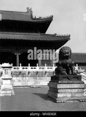 Un leone di bronzo di fronte all'T'ai uomini, nel Palazzo Imperiale a Pechino Foto Stock