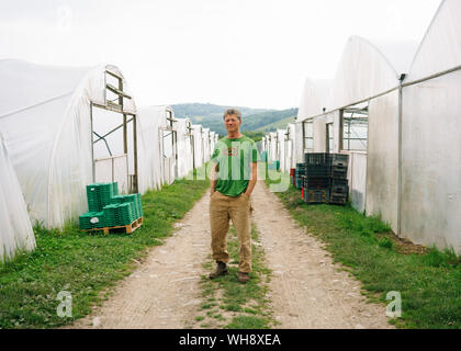 Guy Singh-Watson, imprenditore e fondatore di Riverford che ora offre circa 50.000 caselle di veg in tutto il Regno Unito ogni settimana. Foto Stock