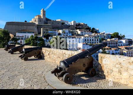 Bastione, cannoni, bastioni, cattedrale, Dalt Vila città vecchia, Sito Patrimonio Mondiale dell'UNESCO, la città di Ibiza, Isole Baleari, Spagna, Mediterraneo, Europa Foto Stock