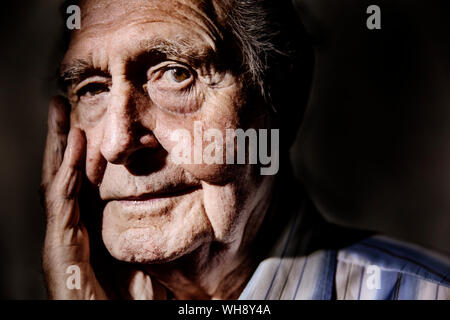 Ritratto di uomo anziano con la mano sulla faccia, close-up Foto Stock