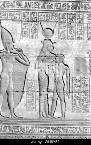 Rilievo di arenaria della dea Hathor allattamento il dio bambino dal mammisi a Denderah, costruita al tempo di Augusto e decorate successivamente.. Foto Stock