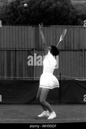 Virginia Wade serve la sfera in una sessione di prove libere.Virginia ha vinto il torneo di Wimbledon in 1977.. Foto Stock