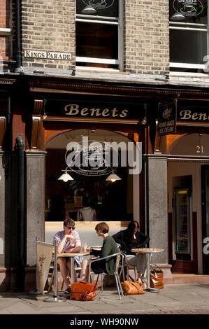 Cenare al fresco presso Benets cafe nella storica città di Cambridge, Inghilterra. Foto Stock