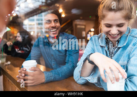 Amici divertendosi insieme in un coffee shop Foto Stock