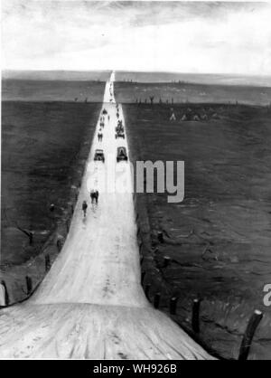 La strada da Arras a Bapaume da C R W Nevinson (tela è 61 x 45,8 cm). Foto Stock