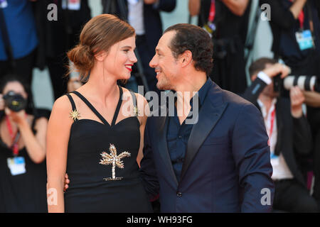 Venezia, Italia. 01 Sep, 2019. Bianca Vitali e Stefano Accorsi frequentare il tappeto rosso per la Premiere Mondiale della lavanderia a gettoni durante il 76° Festival del Cinema di Venezia al Palazzo del Cinema il 01 settembre 2019 a Venezia, Italia. Credito: Roberto Ricciuti/risveglio/Alamy Live News Foto Stock