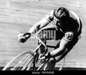 Città del Messico Olimpiadi 1968: Pierre Trentin della Francia vicino al traguardo dei 100 metri ciclismo crono il 17 ottobre 1968, che ha vinto in un record olimpico del tempo. Foto Stock