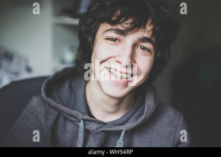 Ritratto di sorridere ragazzo adolescente indossando le bretelle Foto Stock