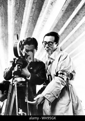 Giappone Tokyo Olimpiadi 1964: Kon Ichikawa dirigere le riprese del suo film documentario del 1964 Olimpiadi.. Foto Stock