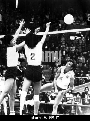 Giappone Tokyo Olimpiadi 1964: femminile di pallavolo tra il Giappone e la Polonia. Il Giappone Miyamoto (#2) e Matsunura (#5) leap per bloccare un colpo da della Polonia Kordaczeuk.. Foto Stock