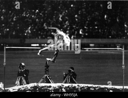 Giappone Tokyo Olimpiadi 1964: Donne Salto in alto. . Jolanda Balas (Roum) cancellata 1,90 m per vincere Foto Stock