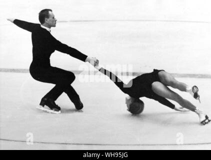 Austria, Innsbruck, olimpiadi invernali, 1964: Belouscova e Protopopov in coppie pattinaggio - la famosa spirale di morte spostare. Foto Stock