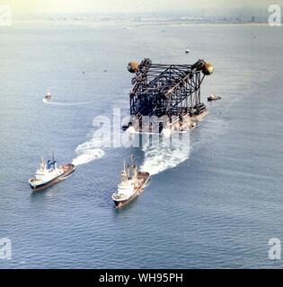 15 Giugno 1975: 'Graythorp II' jacket sezione della piattaforma di produzione per BP Forties oilfield nel Mare del Nord, all'inizio del suo trainare dalla costruzione dock a Graythorp, vicino a Hartlepool al sito.. Foto Stock