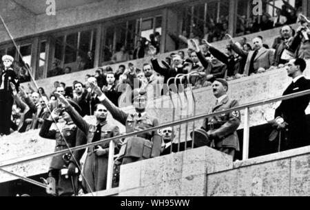 Adolf Hitler alla cerimonia di apertura dei Giochi Olimpici di Berlino sinistra 1936 Reich, Ministro Fuch, Rudolf Hess e Maresciallo di Campo von Blomberg. A destra il Principe della Corona di Italia Foto Stock