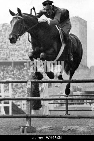 Capitano Stubbebdorf (Germania) a cavallo Nurmi durante il salto della concorrenza tre giorni di manifestazione di giochi olimpici di Berlino 1936 Foto Stock