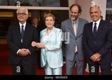 Venezia, Italia. 02Sep, 2019. Paolo Baratta, Julie Andrews, Alberto Barbera posare per un ritratto afterJulie Andrews riceve il Leone d'Oro alla Carriera durante il 76° Festival del Cinema di Venezia presso la Sala casinò su Settembre 02, 2019 a Venezia, Italia. Credito: Andrea Merola/risveglio/Alamy Live News Foto Stock