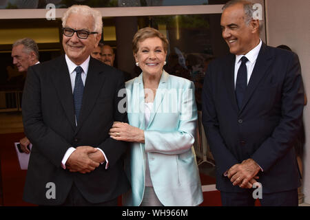 Venezia, Italia. 02Sep, 2019. Paolo Baratta, Julie Andrews, Alberto Barbera posare per un ritratto afterJulie Andrews riceve il Leone d'Oro alla Carriera durante il 76° Festival del Cinema di Venezia presso la Sala casinò su Settembre 02, 2019 a Venezia, Italia. Credito: Andrea Merola/risveglio/Alamy Live News Foto Stock