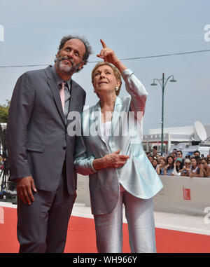 Venezia, Italia. 02Sep, 2019. Luca Guadagnino, Julie Andrews posare per un ritratto afterJulie Andrews riceve il Leone d'Oro alla Carriera durante il 76° Festival del Cinema di Venezia presso la Sala casinò su Settembre 02, 2019 a Venezia, Italia. Credito: Andrea Merola/risveglio/Alamy Live News Foto Stock