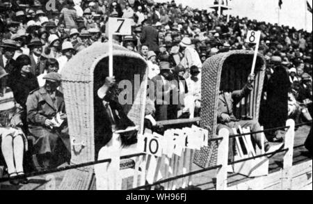 La protezione dei membri della giuria da condizioni atmosferiche in corrispondenza di fantasia per il diving concorrenza Giochi Olimpici Amsterdam 1928 Foto Stock