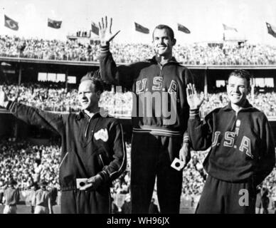 Aus., Melbourne, Olimpiadi, 1956: Uomini 100 metri vincitori' podio. l-r: 3rd, HEC Hogan . 1st, Bob di midollo osseo . Secondo Walter Baker. Foto Stock