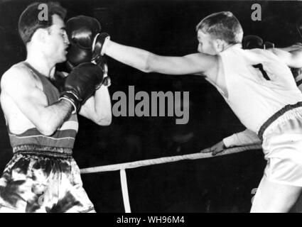 Aus., Melbourne, Olimpiadi, 1956: Terry Spinks di Gran Bretagna (destra) versus Marceau Dubreseu (Romania) durante la centrifuga finale. Foto Stock