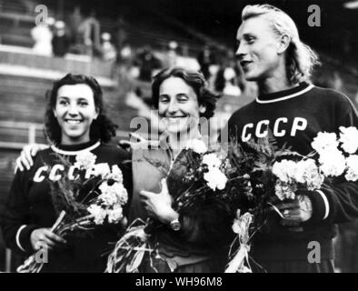 Finlandia,Helsinki/ Olimpiadi,1952: le donne del giavellotto Finale è stato vinto da Dana Zatpkova (centro, Cecoslovacchia), Emil Zatopek la moglie, Elena Gorchakova (sinistra, URSS), che ha preso il bronzo e Aleksandra (destra, URSS) che ha preso la medaglia d argento. Foto Stock