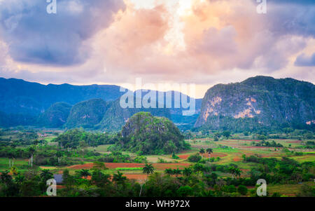 Vista di Vinales Valley al tramonto, Sito Patrimonio Mondiale dell'UNESCO, Pinar del Rio Provincia, Cuba, West Indies, dei Caraibi e America centrale Foto Stock