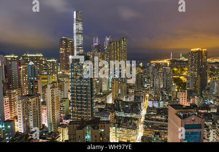 Vista della città di sera, Kowloon, Hong Kong, Cina Foto Stock