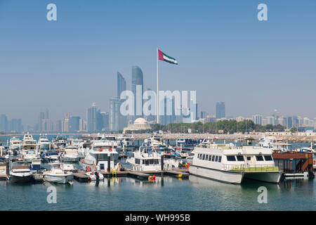 Skyline della città e Marina, Abu Dhabi, Emirati Arabi Uniti, Medio Oriente Foto Stock