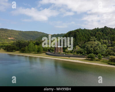 Veduta aerea della splendida laguna di Furnas nelle isole Azzorre. Drone vista orizzontale con le linee e le texture in background. Vista superiore del vulcanico cra Foto Stock