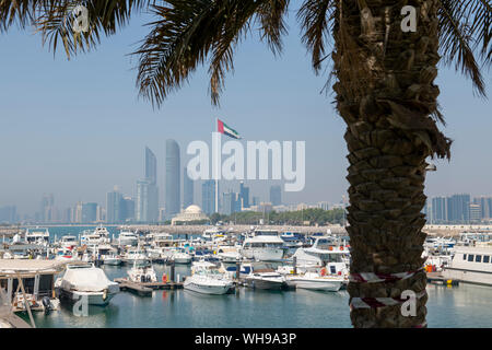 Lo skyline della città e Marina, Abu Dhabi, Emirati Arabi Uniti, Medio Oriente Foto Stock