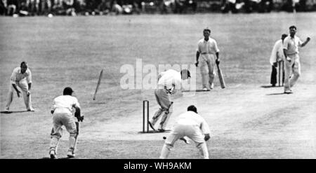 (Bill) W Voce invia il moncone off di D Brookes battenti durante il test di prova a Canterbury nel 1946. Da sinistra a destra C Cook. T G Evans, D Brookes, un V Bedser, un V Avery e W Voce Foto Stock