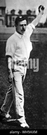 George H Hirst Bowling Foto Stock