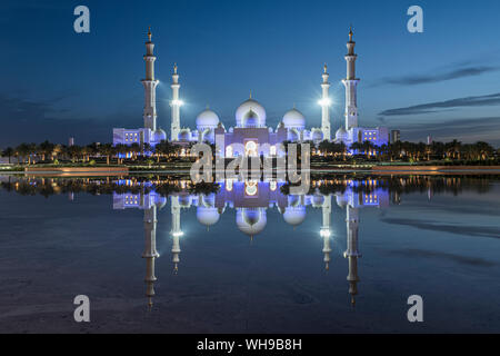 La Sheikh Zayed grande moschea nel blu ora, Abu Dhabi, Emirati Arabi Uniti, Medio Oriente Foto Stock