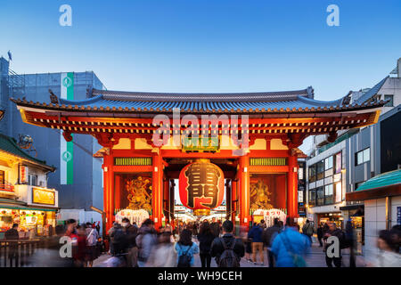 Kaminarimon gate principale, il Tempio di Sensoji, Asakusa, Tokyo, Giappone, Asia Foto Stock