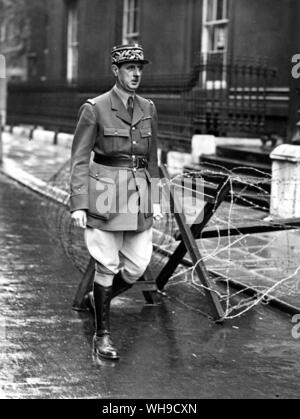 Il Generale Charles de Gaulle (1890-1970). Generale Francese e primo presidente francese della Quinta Repubblica, 1958-69. Fotografato lasciando Downing Street dopo una drammatica broadcast che Francia e Germania hanno firmato un armistizio, Giugno 1940. Foto Stock