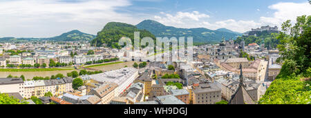 Vista del fiume Salzach, la Città Vecchia con il castello di Hohensalzburg a destra e la nuova città a sinistra, Salisburgo, Austria, Europa Foto Stock