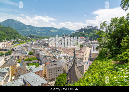 Vista del fiume Salzach, la Città Vecchia e il castello di Hohensalzburg a destra, Salisburgo, Austria, Europa Foto Stock